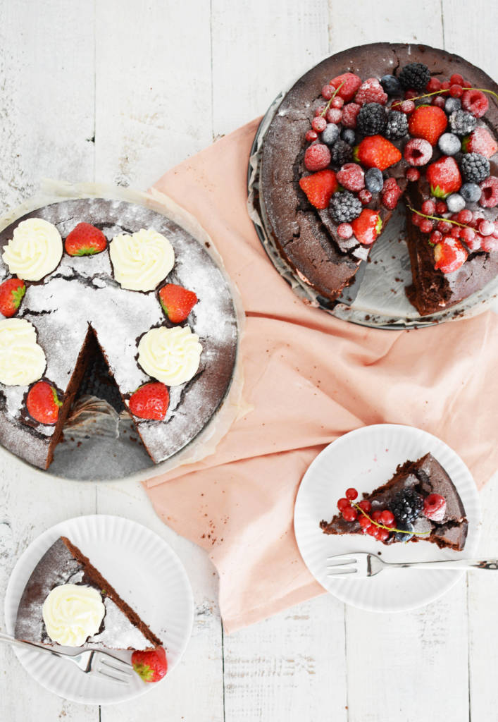 Twee Keer Luchtige Chocoladetaart Met Rode Vruchten