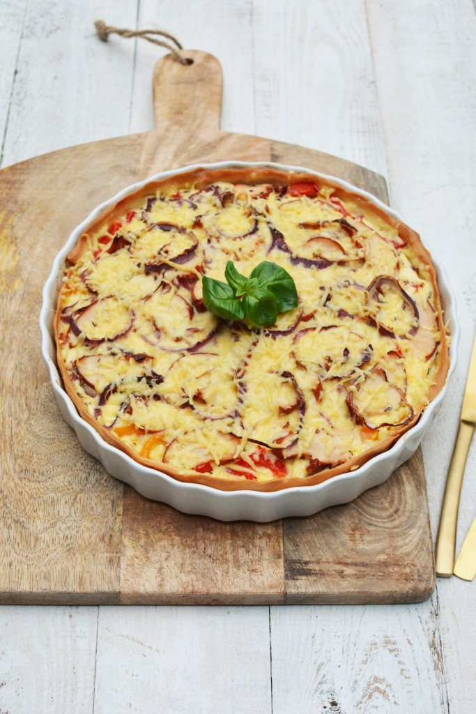 Recept | Quiche met gerookte kip, paprika en rode ui
