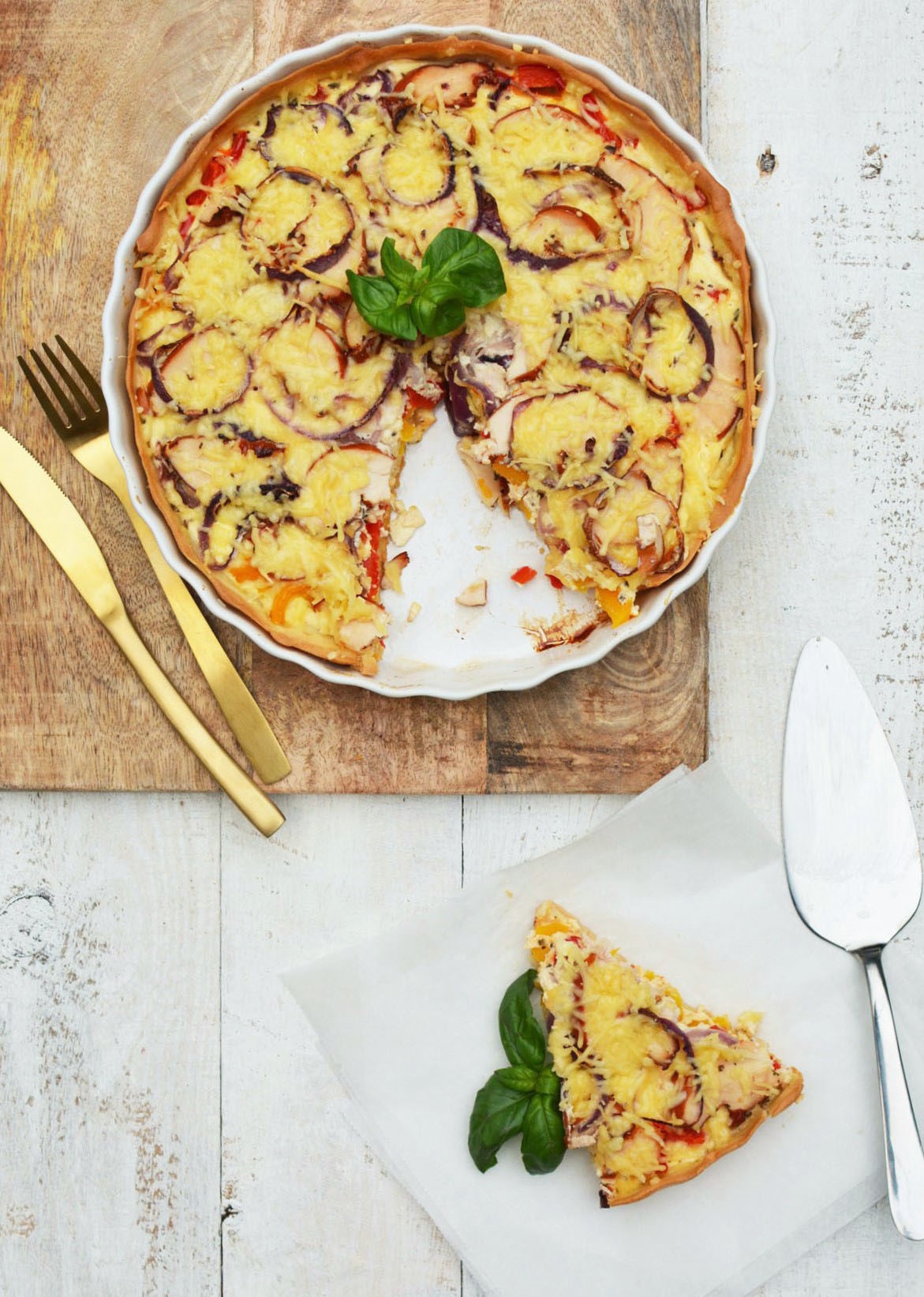 Recept | Quiche met gerookte kip, paprika en rode ui