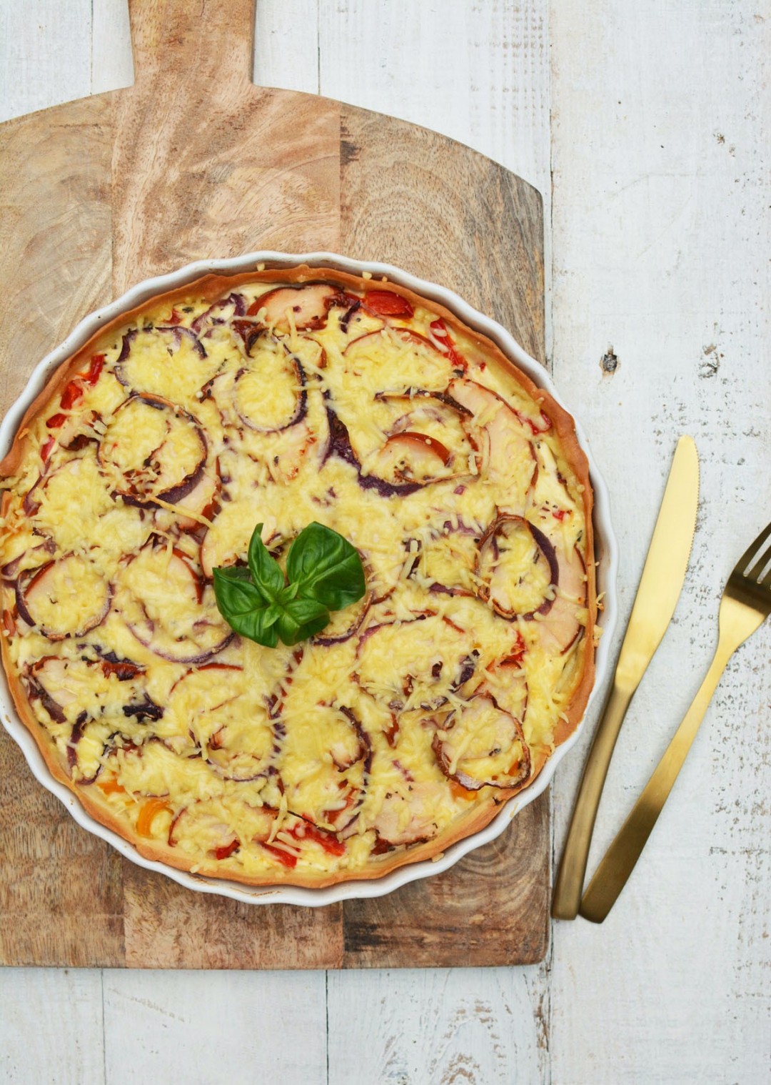 Recept | Quiche met gerookte kip, paprika en rode ui