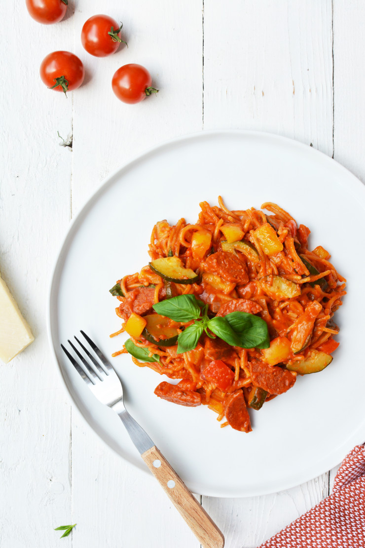 Recept One pot pasta met stukjes salami en veel groente