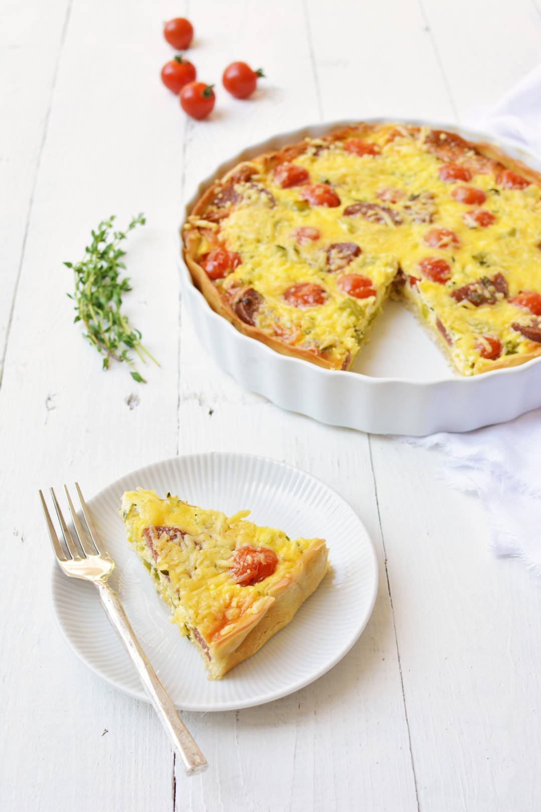Quiche met cherrytomaatjes, salami, paprika en tijm