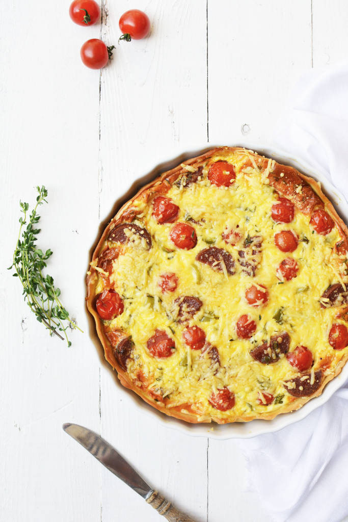 Quiche met cherrytomaatjes, salami, paprika en tijm