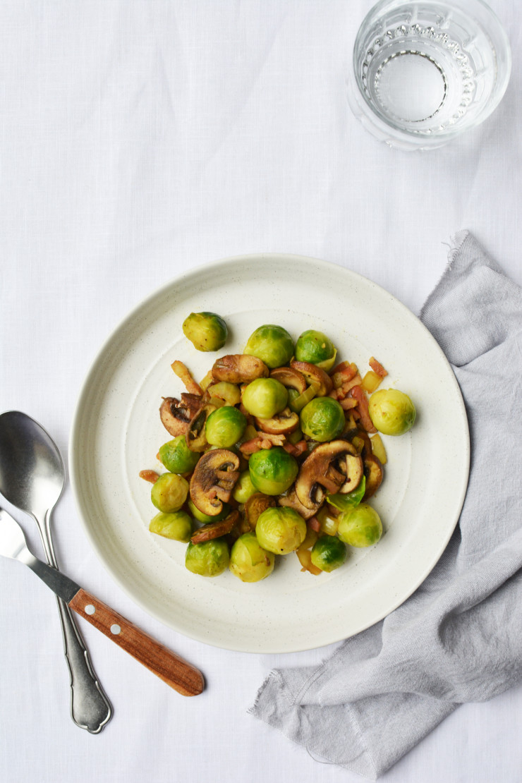 Gewokte Spruitjes Met Champignons, Ui, Kerrie En Spekjes