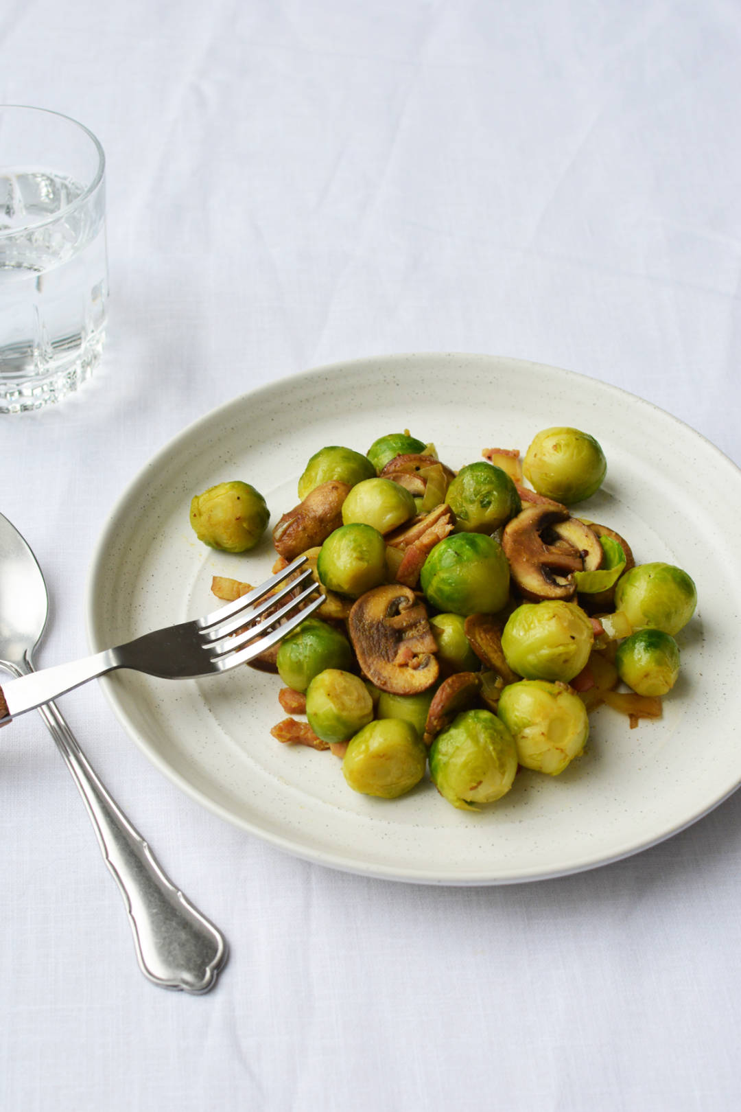 Gewokte Spruitjes Met Champignons, Ui, Kerrie En Spekjes