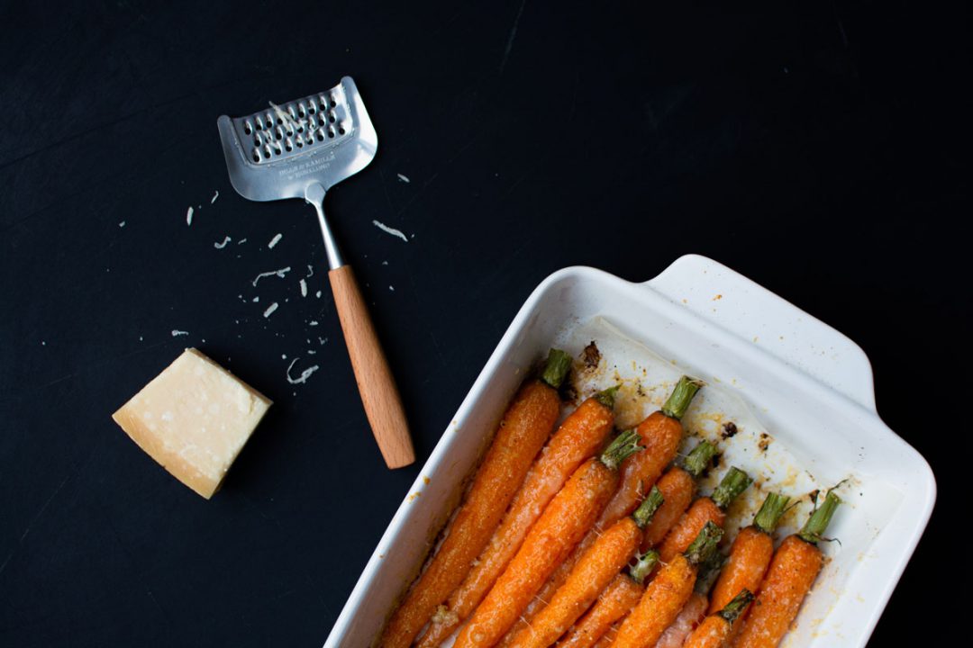 Geroosterde Worteltjes Uit De Oven Met Knoflook En Parmezaan