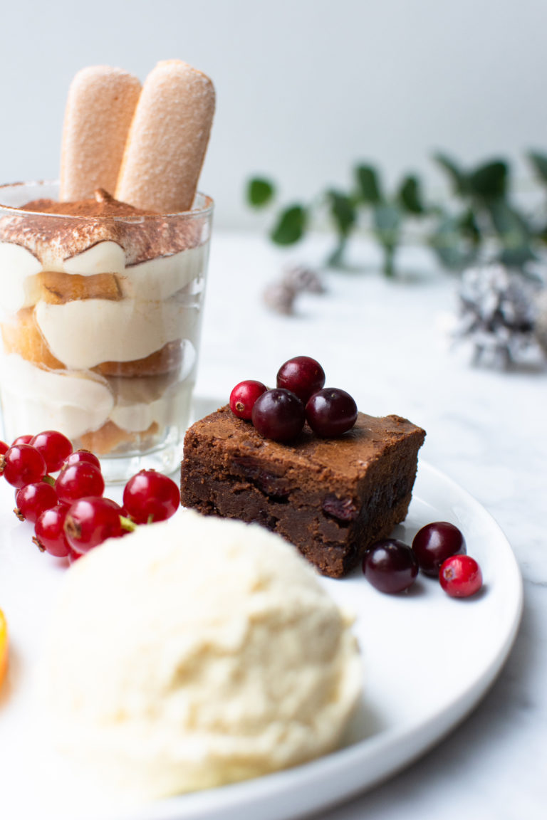 Feestelijk grand dessert voor kerst Met panna cotta, tiramisu en ijs