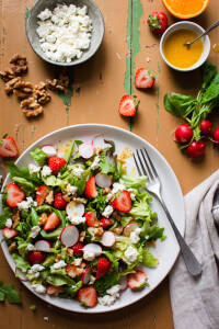 Zomerse salade met aardbeien, feta, sinaasappel en radijsjes