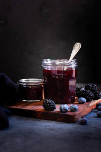 Bramenjam met blauwe bessen